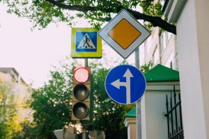 В Москве установили малые дорожные знаки со смещенными креплениями