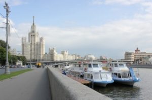 Услуга посадки и высадки пассажиров на прогулочные теплоходы в Москве остается без регламента