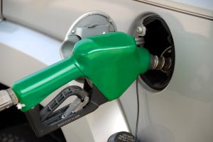 Половина опрошенных автовладельцев экономит на топливе