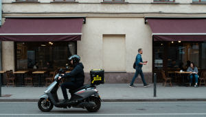 Депутат Госдумы предлагает запретить курьерам ездить по оживленным пешеходным зонам