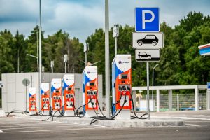 На скоростной автодороге М-11 «Нева» в Подмосковье открылись два крупнейших в стране электрозарядных комплекса