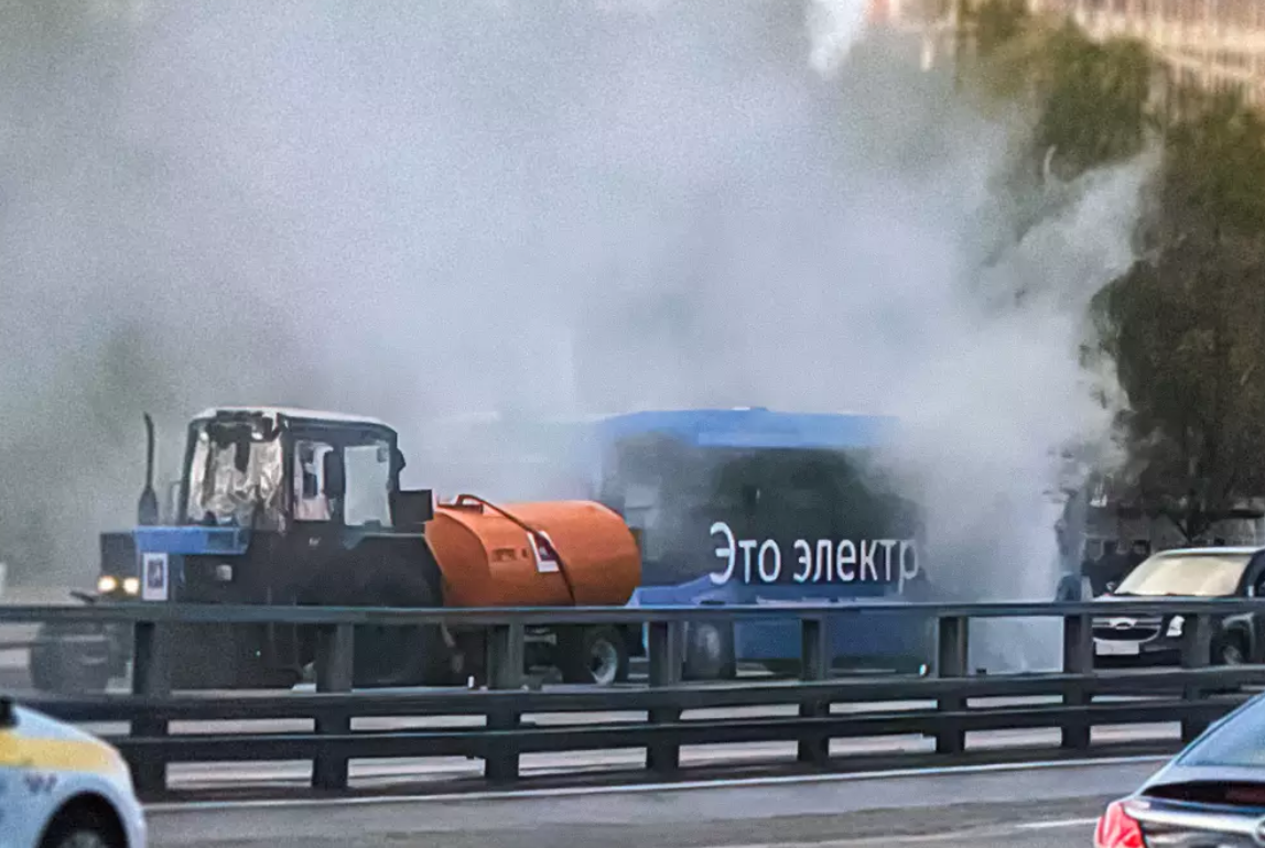 Сгорел электробус. Электробус пожар. сгорел электробус в москве. электробус загорелся. горит электробус москва.