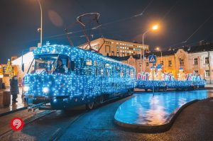 Москва заряжается новогодним настроением: по улицам курсирует праздничный трамвай «Татра Т3»  и преображаются станции метро